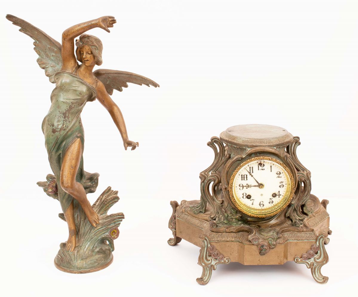 Orologio da tavolo del XX secolo con vittoria alata Quadrante in ceramica con numeri romani