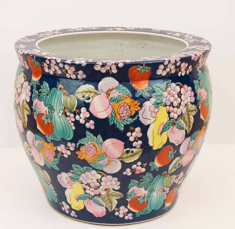 Grande Cachepot Porta Vaso in Ceramica Dipinta su Fondo Azzurro con Composizione di Frutti