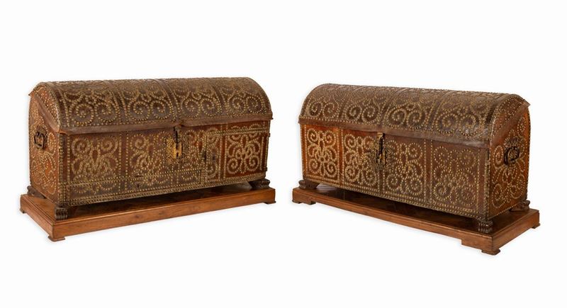 Coppia di bauli da viaggio con piano arcuto. Foderati in cuoio e decorati con borchie in ottone d...