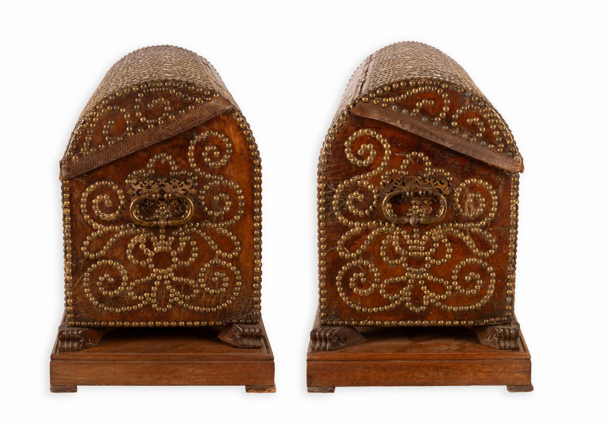 Coppia di bauli da viaggio con piano arcuto. Foderati in cuoio e decorati con borchie in ottone d...