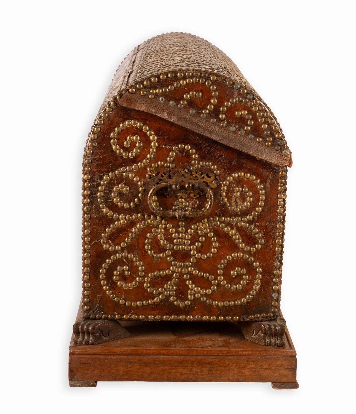 Coppia di bauli da viaggio con piano arcuto. Foderati in cuoio e decorati con borchie in ottone d...