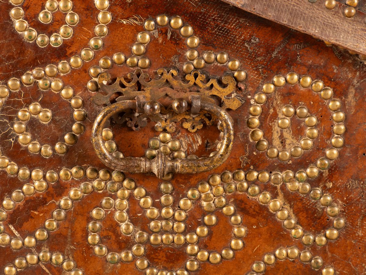 Coppia di bauli da viaggio con piano arcuto. Foderati in cuoio e decorati con borchie in ottone d...