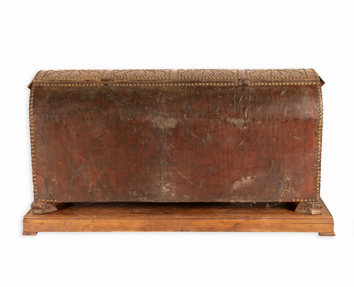 Coppia di bauli da viaggio con piano arcuto. Foderati in cuoio e decorati con borchie in ottone d...
