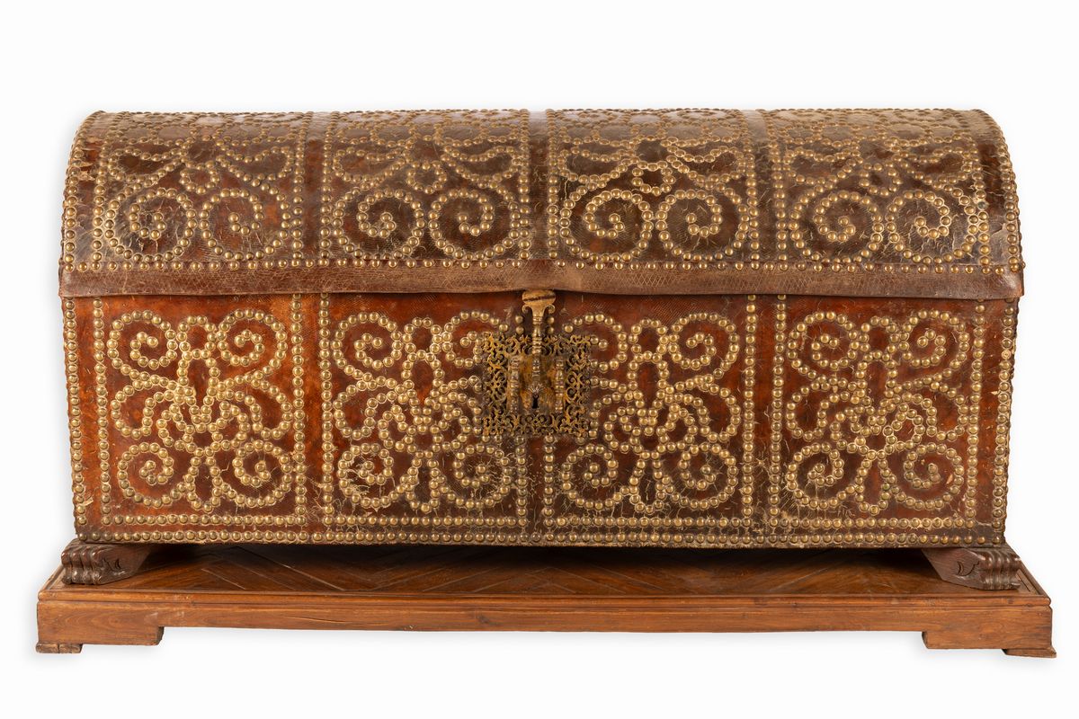 Coppia di bauli da viaggio con piano arcuto. Foderati in cuoio e decorati con borchie in ottone d...