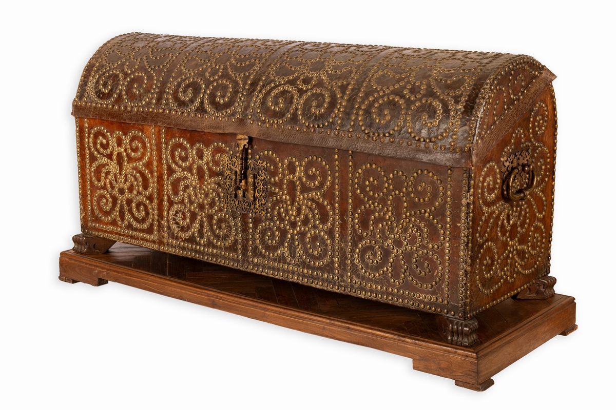 Coppia di bauli da viaggio con piano arcuto. Foderati in cuoio e decorati con borchie in ottone d...