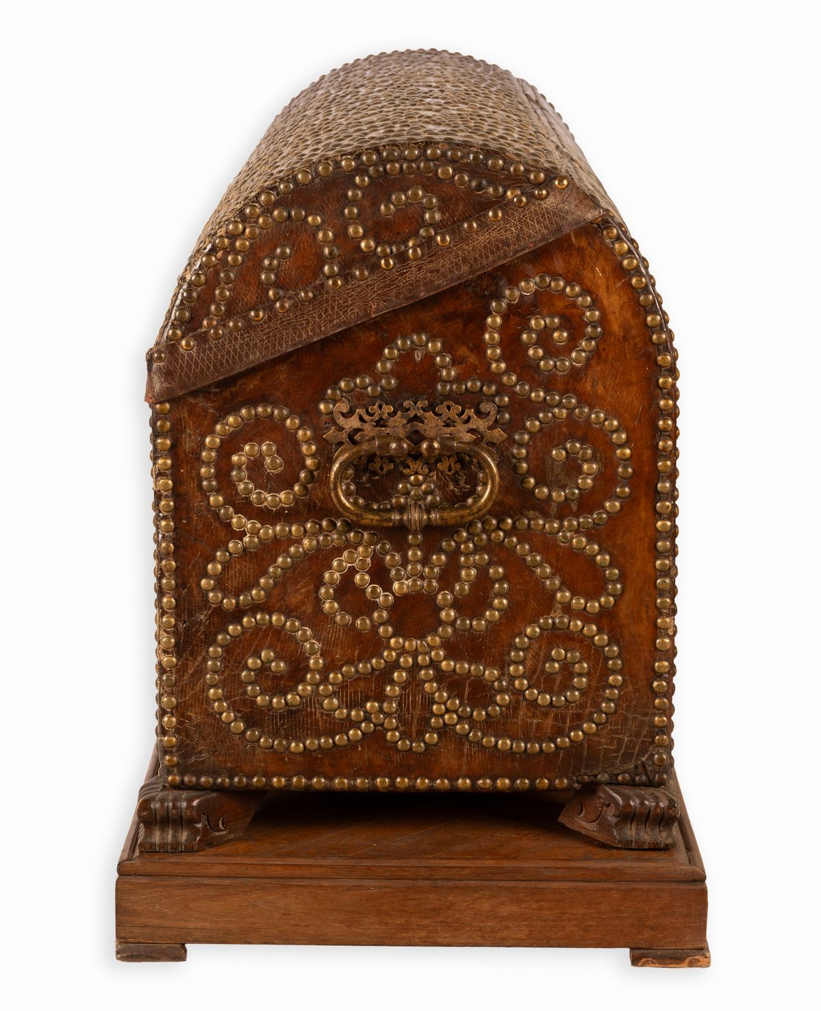 Coppia di bauli da viaggio con piano arcuto. Foderati in cuoio e decorati con borchie in ottone d...