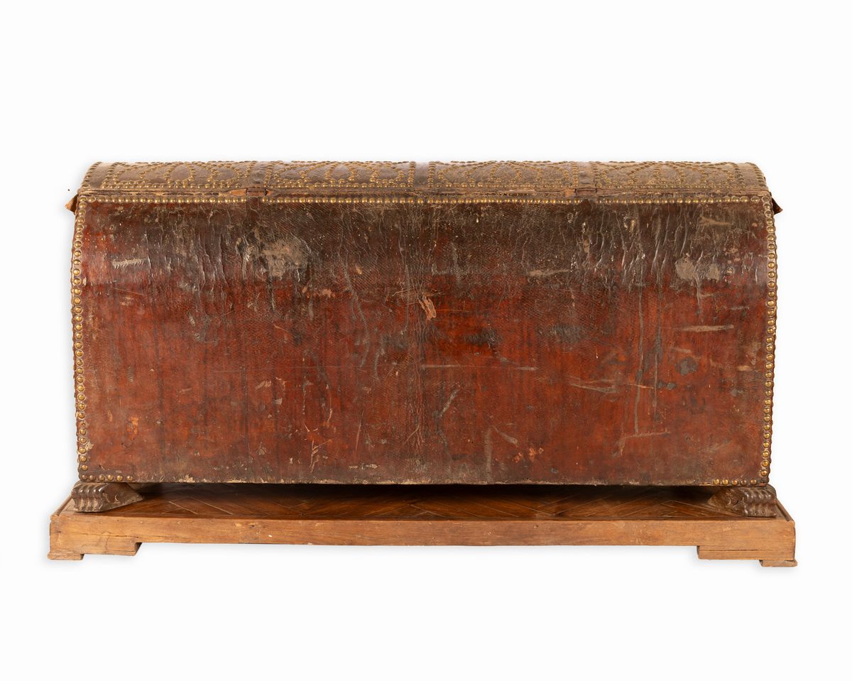 Coppia di bauli da viaggio con piano arcuto. Foderati in cuoio e decorati con borchie in ottone d...