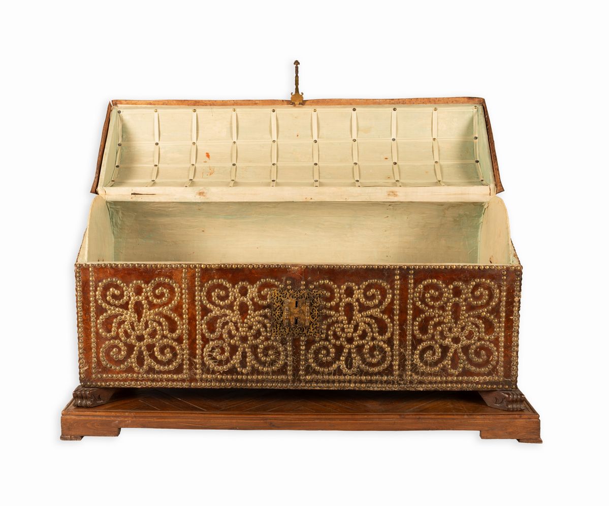 Coppia di bauli da viaggio con piano arcuto. Foderati in cuoio e decorati con borchie in ottone d...