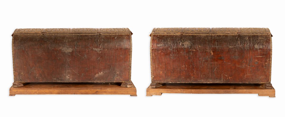 Coppia di bauli da viaggio con piano arcuto. Foderati in cuoio e decorati con borchie in ottone d...