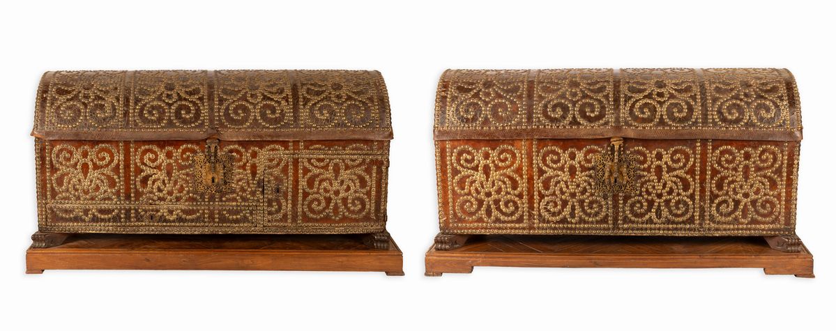 Coppia di bauli da viaggio con piano arcuto. Foderati in cuoio e decorati con borchie in ottone d...