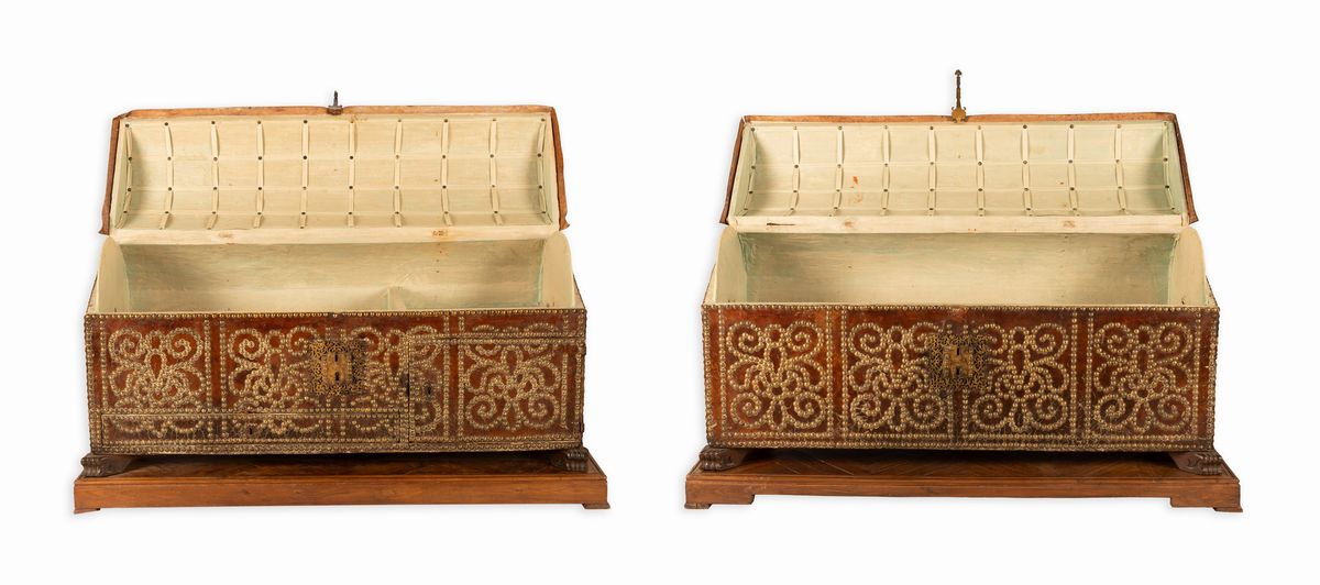 Coppia di bauli da viaggio con piano arcuto. Foderati in cuoio e decorati con borchie in ottone d...