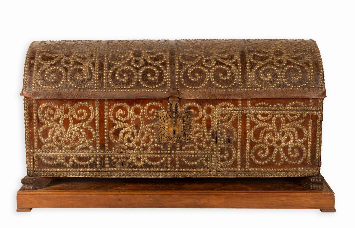 Coppia di bauli da viaggio con piano arcuto. Foderati in cuoio e decorati con borchie in ottone d...