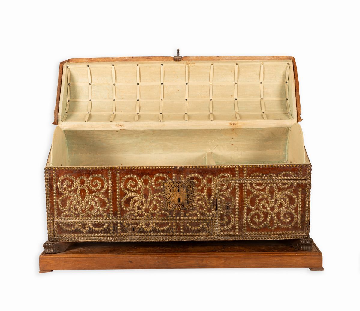 Coppia di bauli da viaggio con piano arcuto. Foderati in cuoio e decorati con borchie in ottone d...