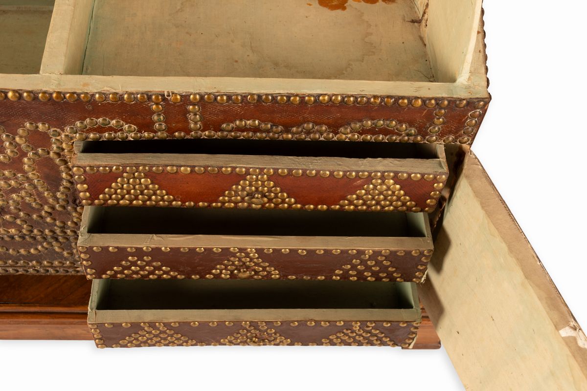 Coppia di bauli da viaggio con piano arcuto. Foderati in cuoio e decorati con borchie in ottone d...