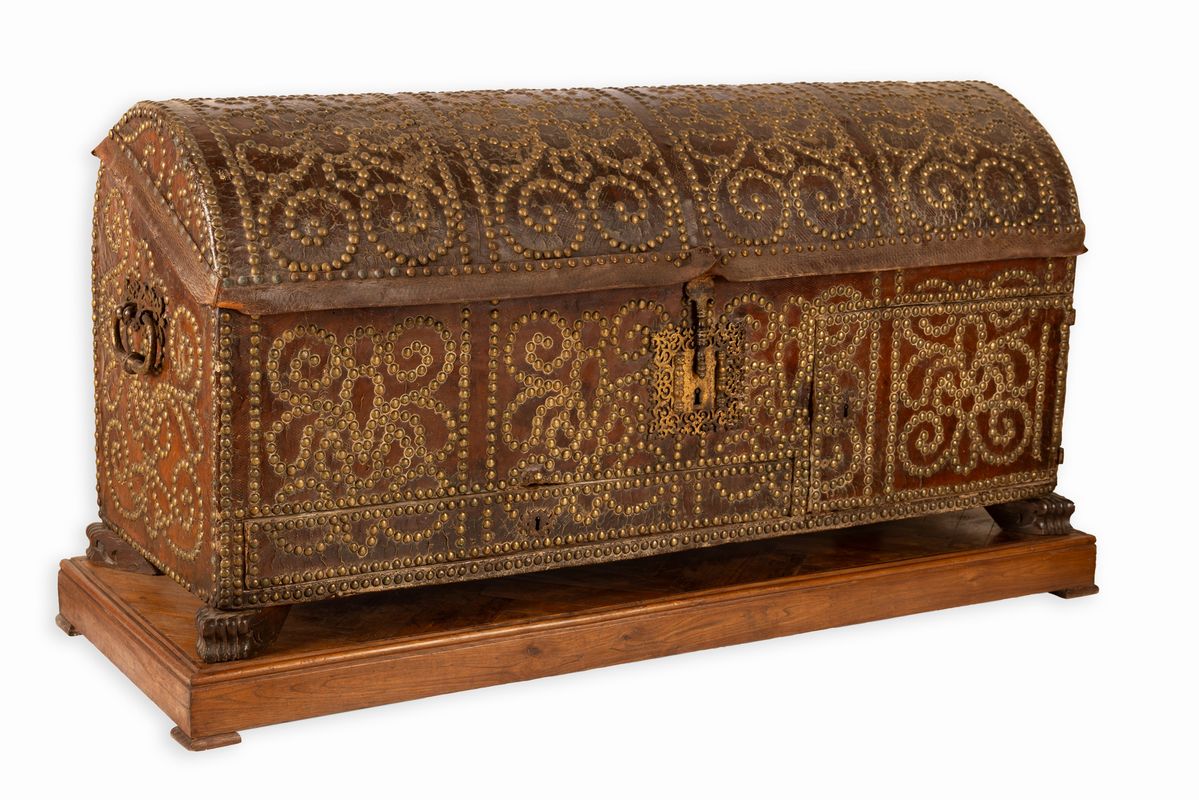 Coppia di bauli da viaggio con piano arcuto. Foderati in cuoio e decorati con borchie in ottone d...