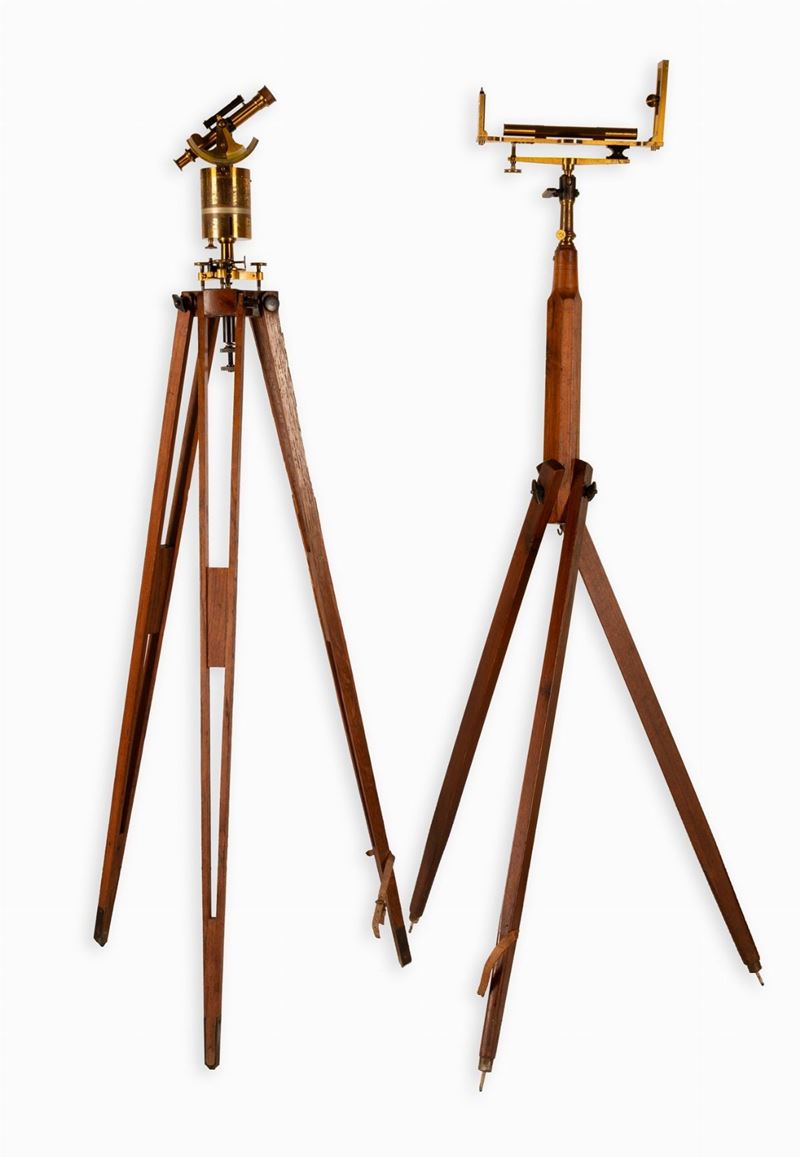 Lotto di due strumenti scientifici composto da squadro graduato agrimensorio con cannocchiale e c...