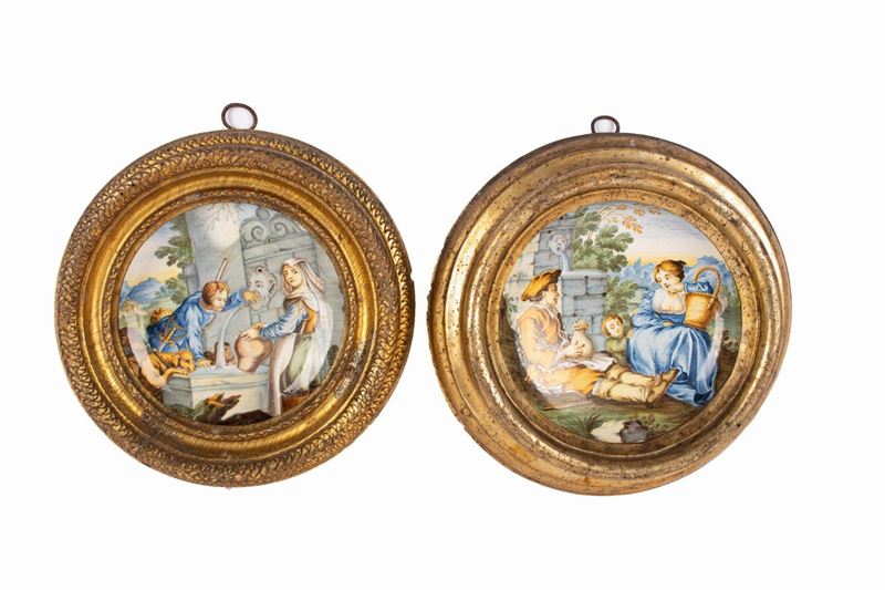 Coppia di coppette in maiolica di Castelli della metà del XVIII secolo In cornici dorate e modana...