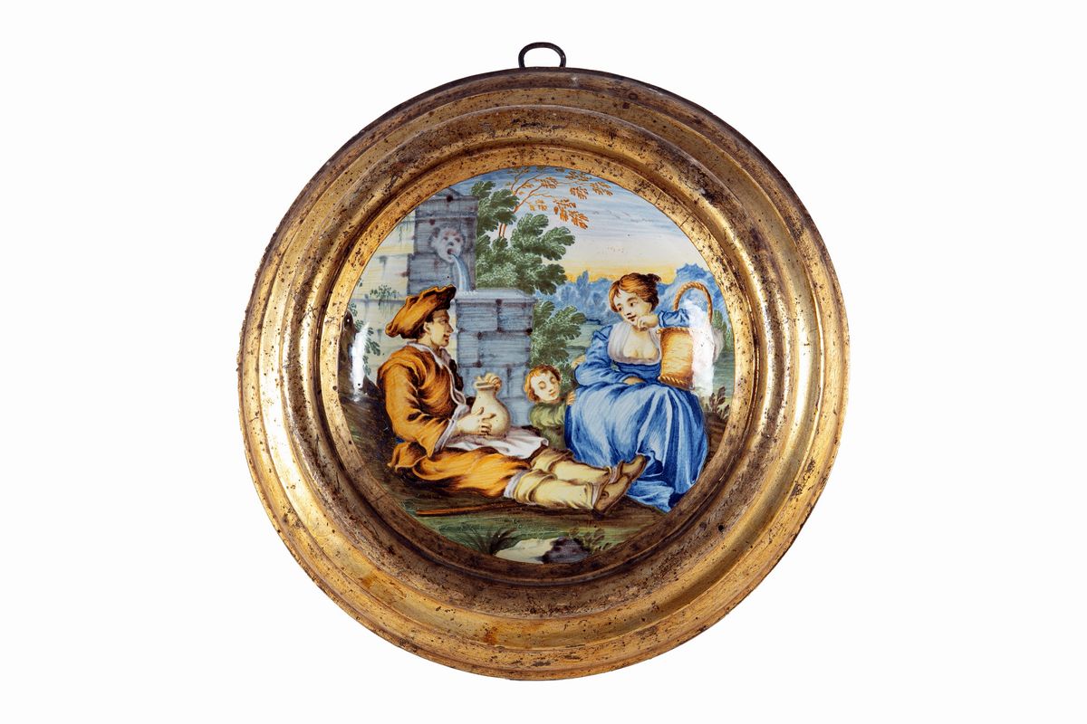 Coppia di coppette in maiolica di Castelli della metà del XVIII secolo In cornici dorate e modana...