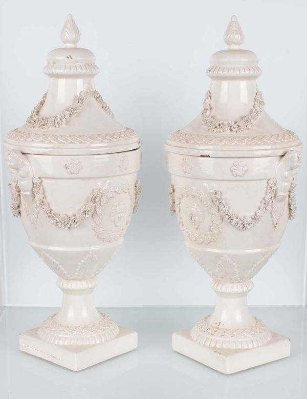 Coppia di vasi in terraglia di stile neoclassico composto da erme e festoni fioriti. Manifattura "Contiero" d'Este della metà del XIX secolo.