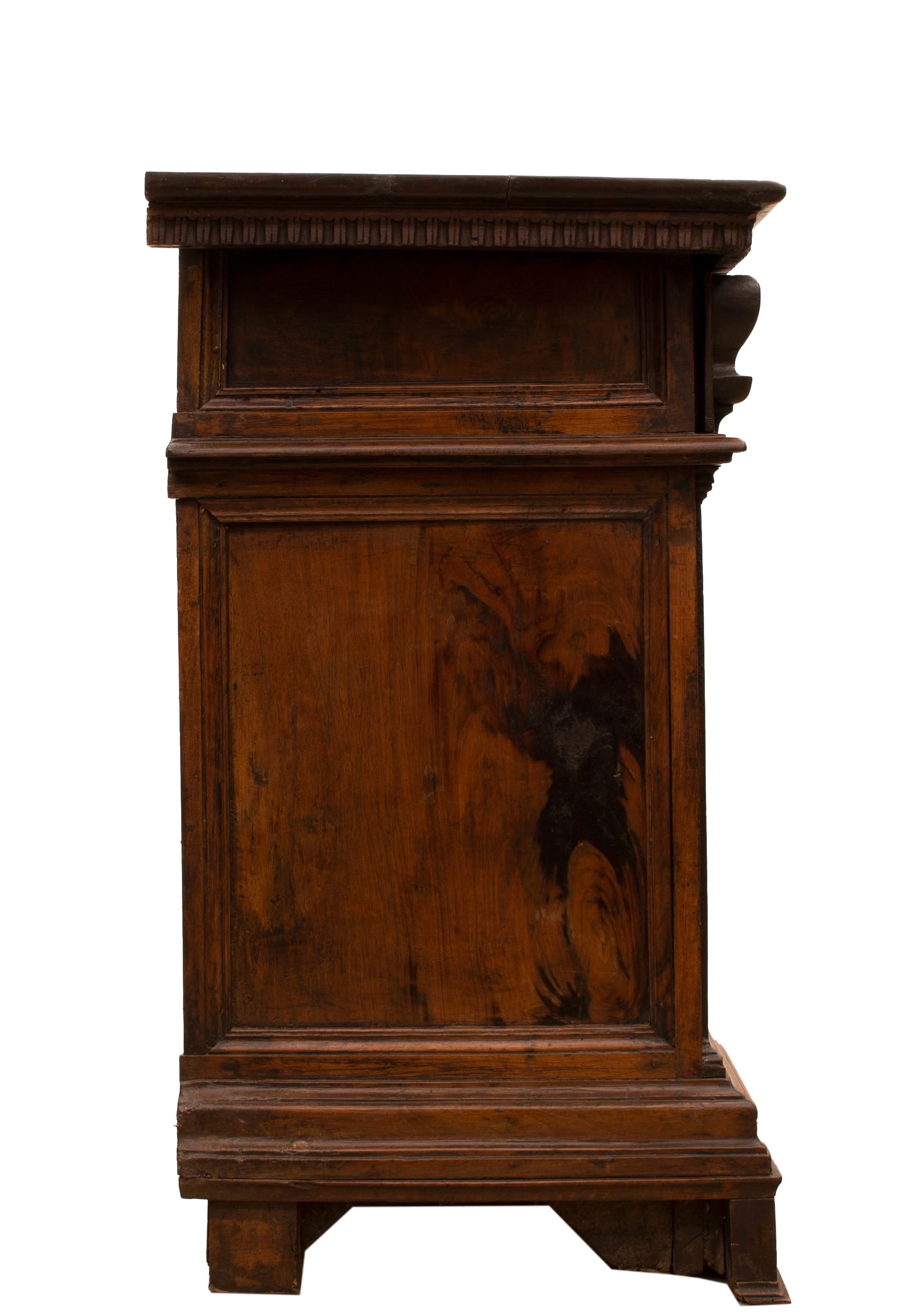 Grande credenza in noce XVII secolo- Nord Italia
