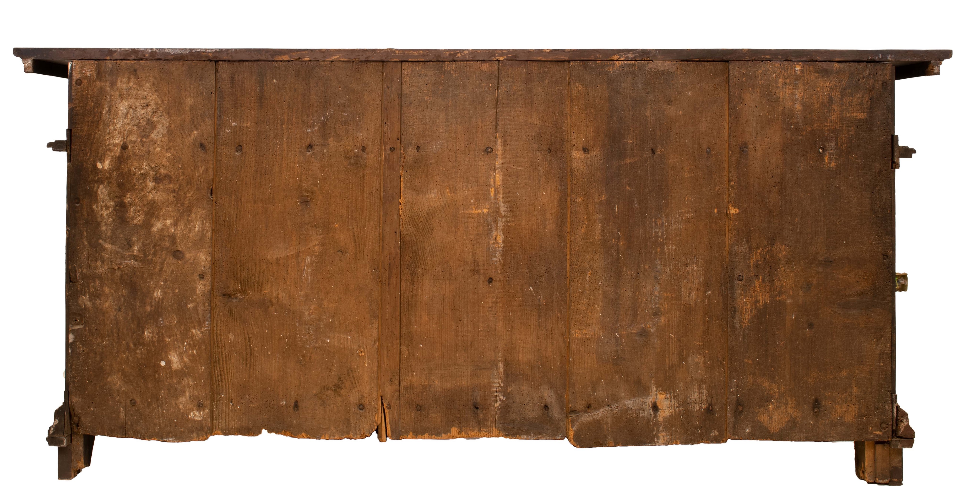 Grande credenza in noce XVII secolo- Nord Italia