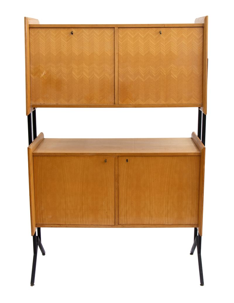 Credenza razionalista in legno di frassino, telaio in ferro laccato nero, a due livelli