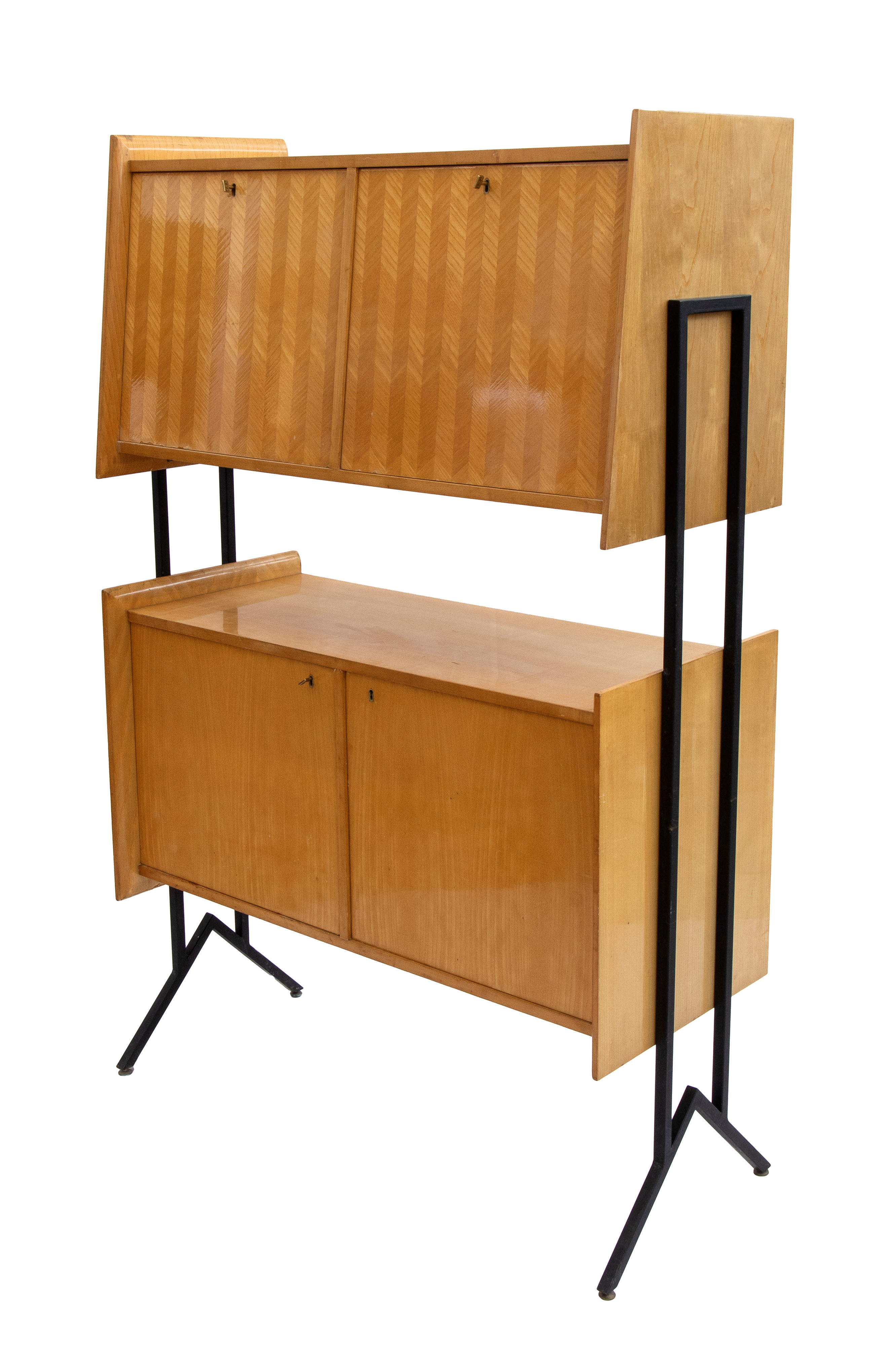 Credenza razionalista in legno di frassino, telaio in ferro laccato nero, a due livelli
