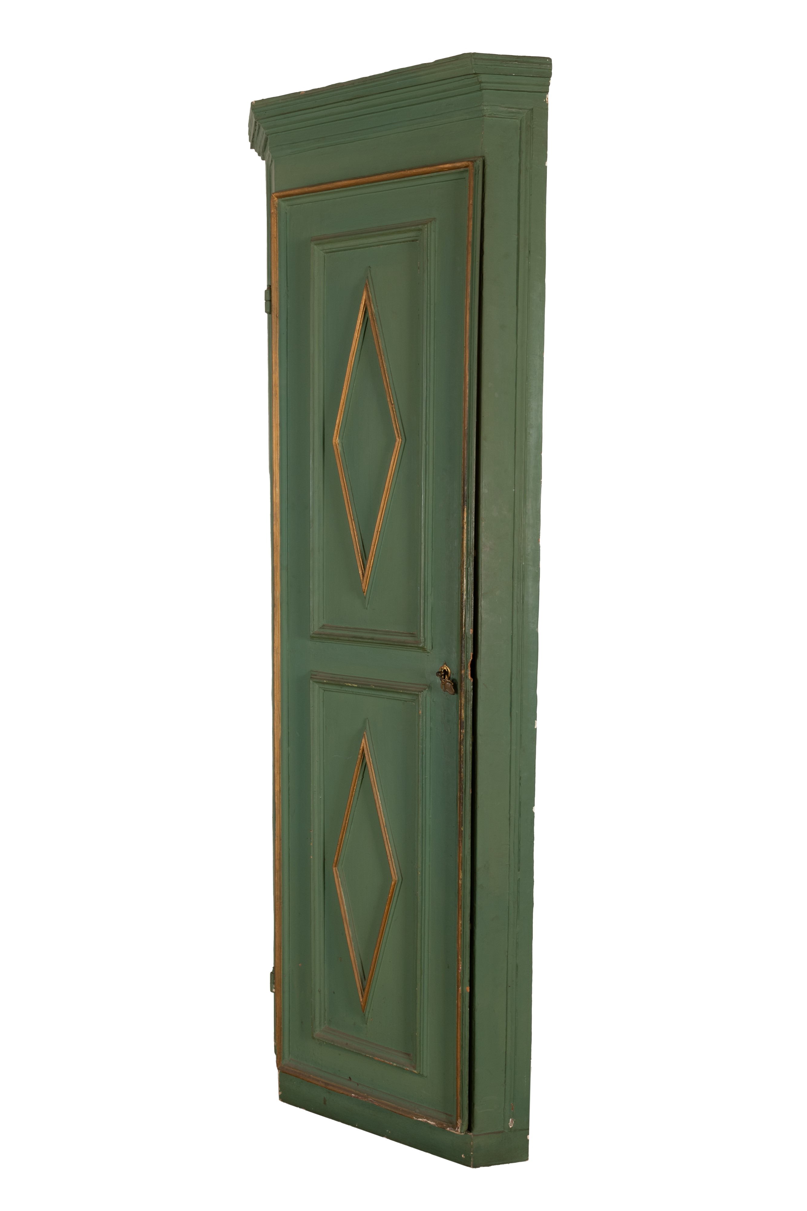 Angoliera ad un'anta in legno di abete laccata e ridipinta nei colori del verde e dell'oro. Centr...