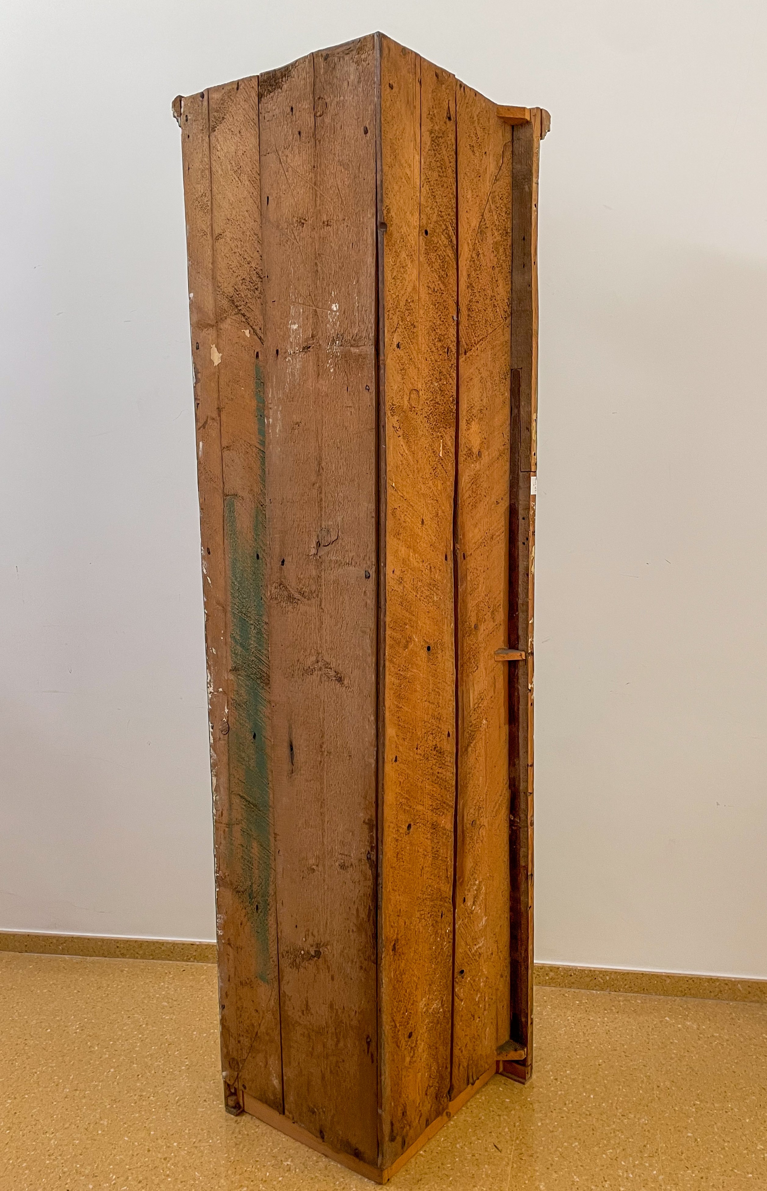 Angoliera ad un'anta in legno di abete laccata e ridipinta nei colori del verde e dell'oro. Centr...