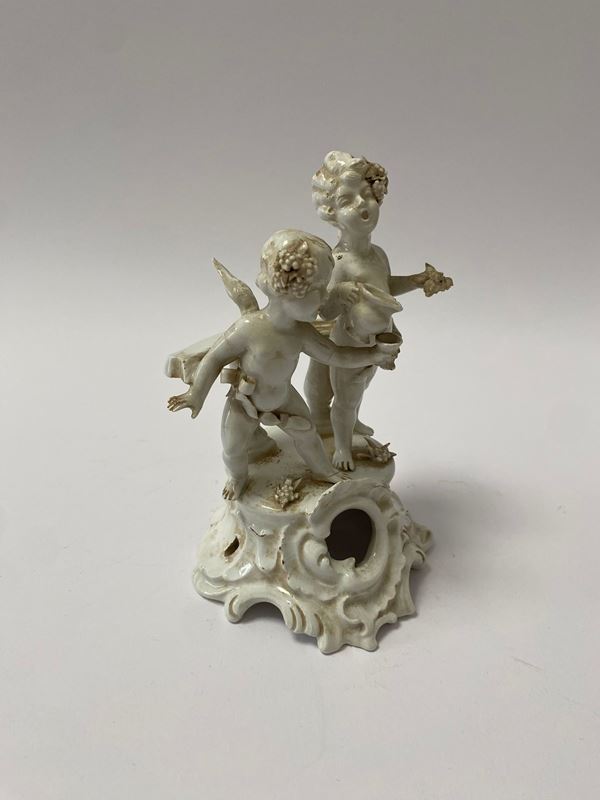 Piccolo gruppo di bacchini in ceramica bianca di Capodimonte