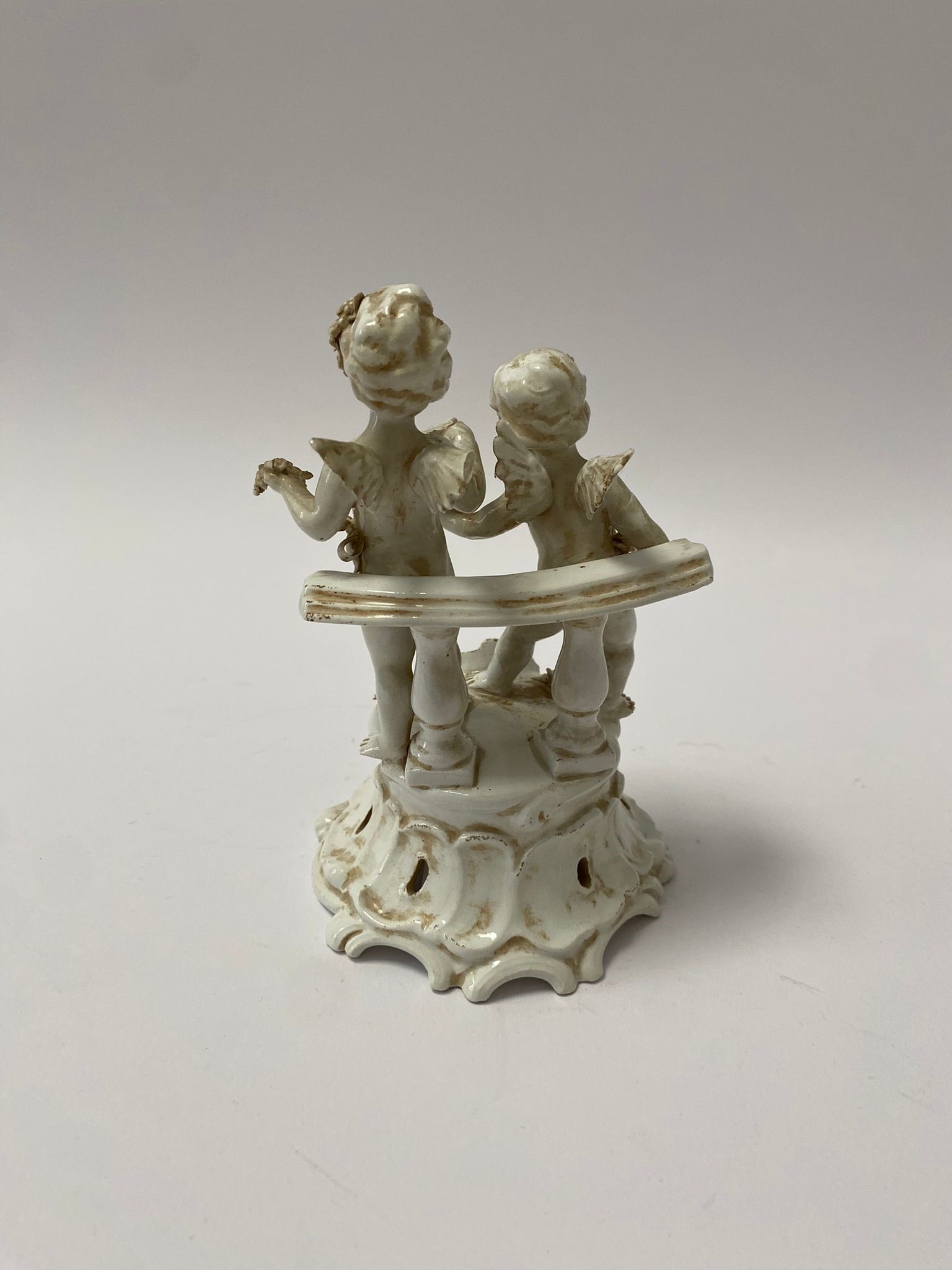 Piccolo gruppo di bacchini in ceramica bianca di Capodimonte