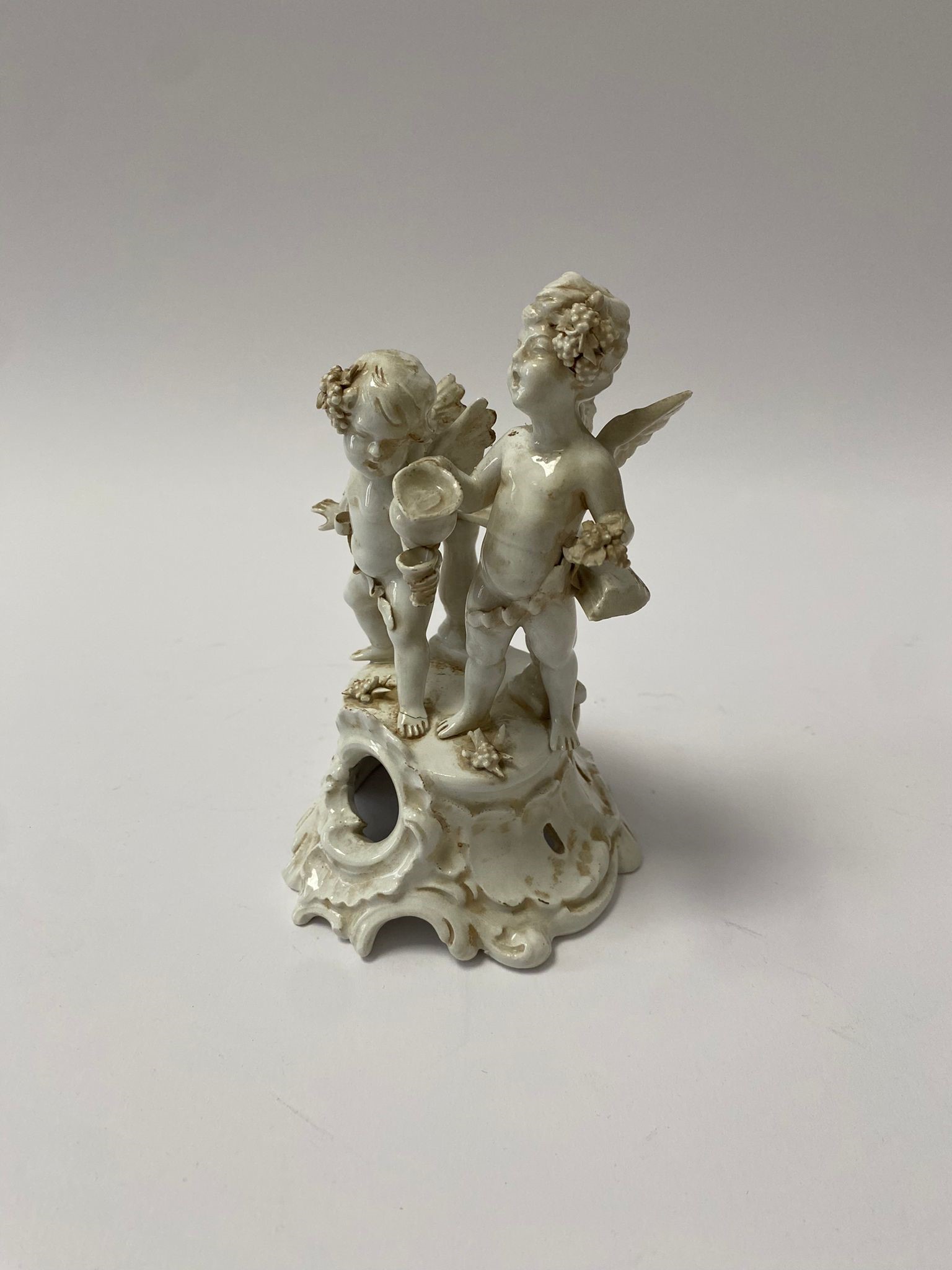 Piccolo gruppo di bacchini in ceramica bianca di Capodimonte