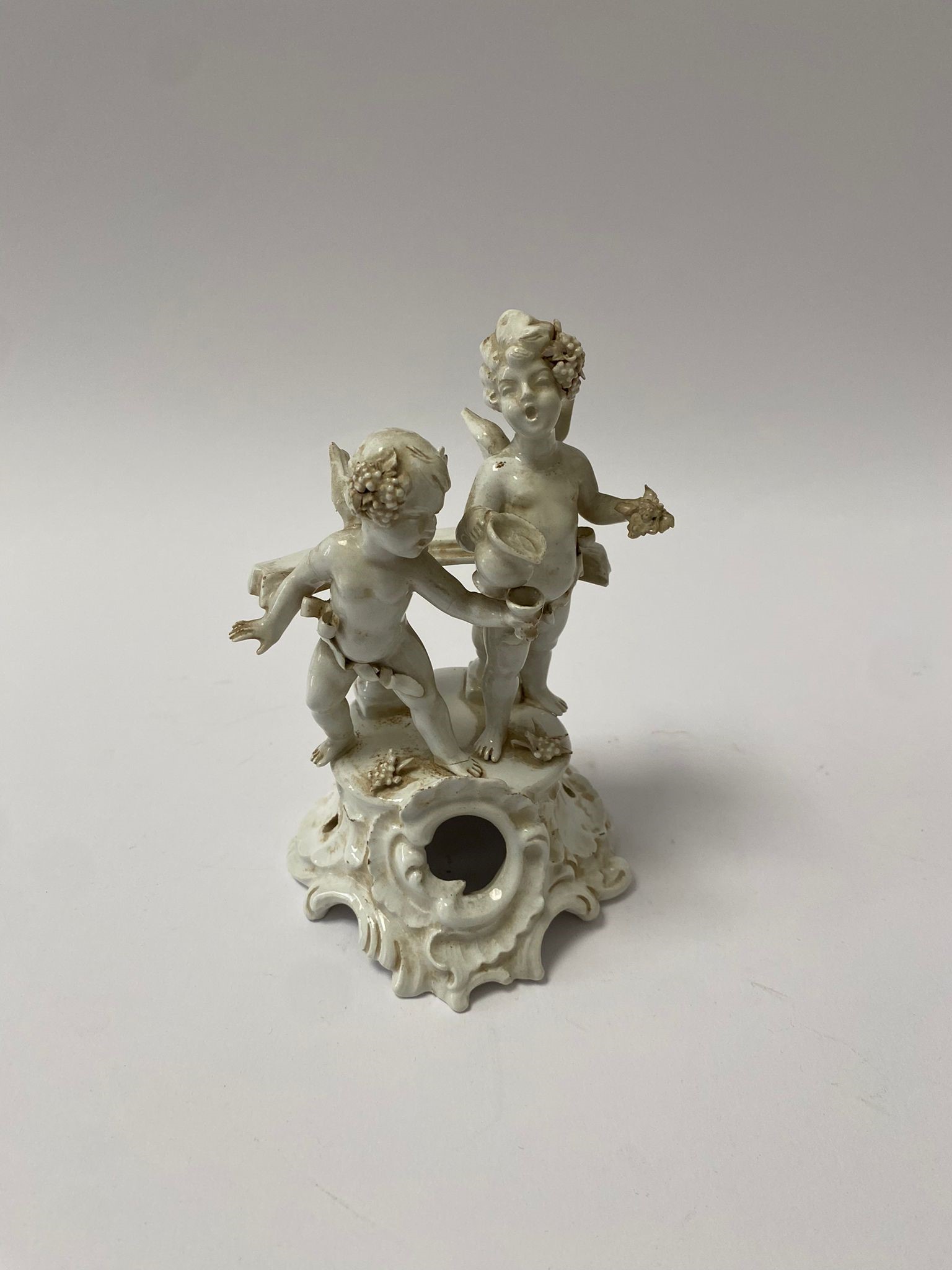 Piccolo gruppo di bacchini in ceramica bianca di Capodimonte