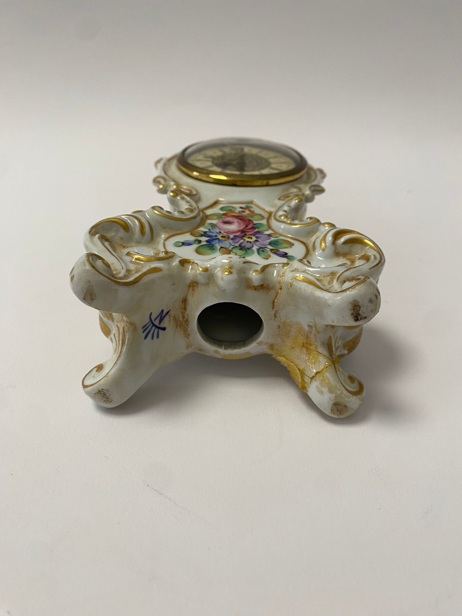 Piccolo orologio da camino in porcellana di Capodimonte con ricche volute e decori floreali