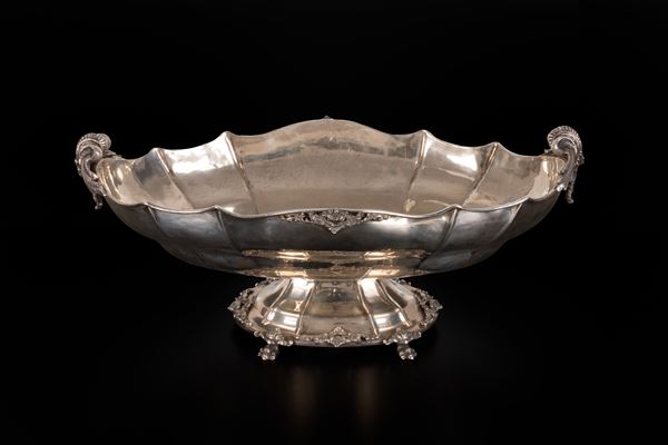 Splendida Jatte in argento 800/000 arricchia da volute cesellate. Punzone 572MI, Di Giovanni Franco Argentiere