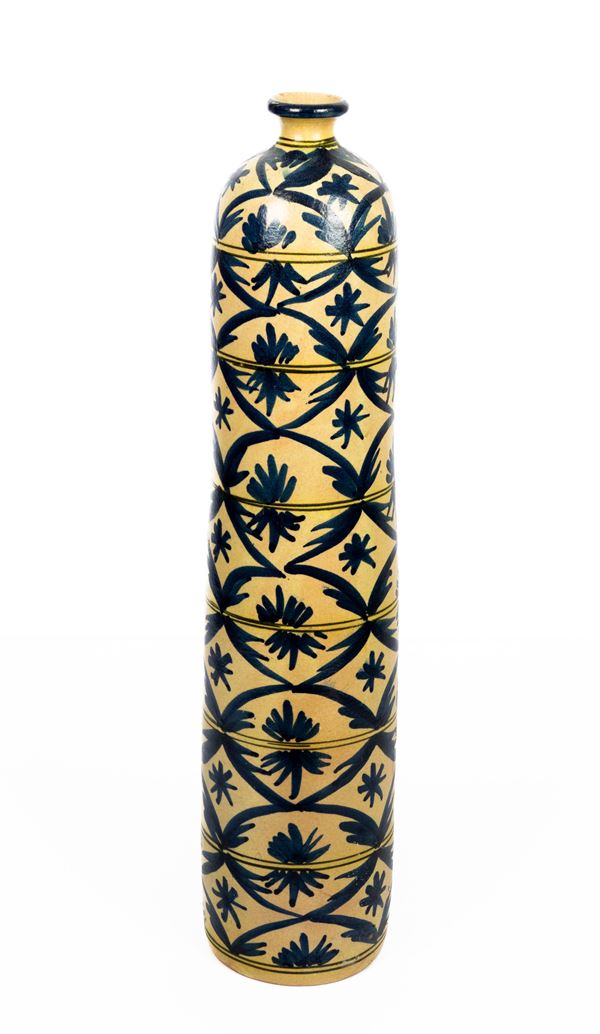 Manifattura siciliana del XX secolo - Alto vaso cilindrico con decori geometrici alternati