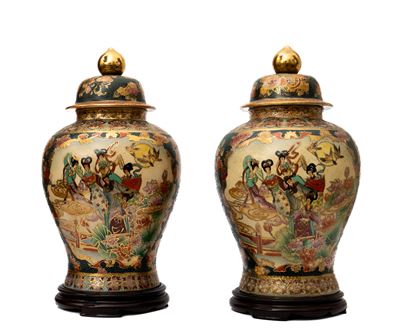 Coppia di Vasi Satsuma Riccamente Decorati con Scene di Genere. Cina, Seconda Metà del XX Secolo