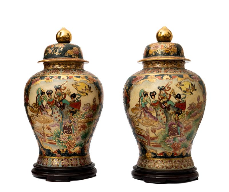 Coppia di Vasi Satsuma Riccamente Decorati con Scene di Genere. Cina, Seconda Metà del XX Secolo