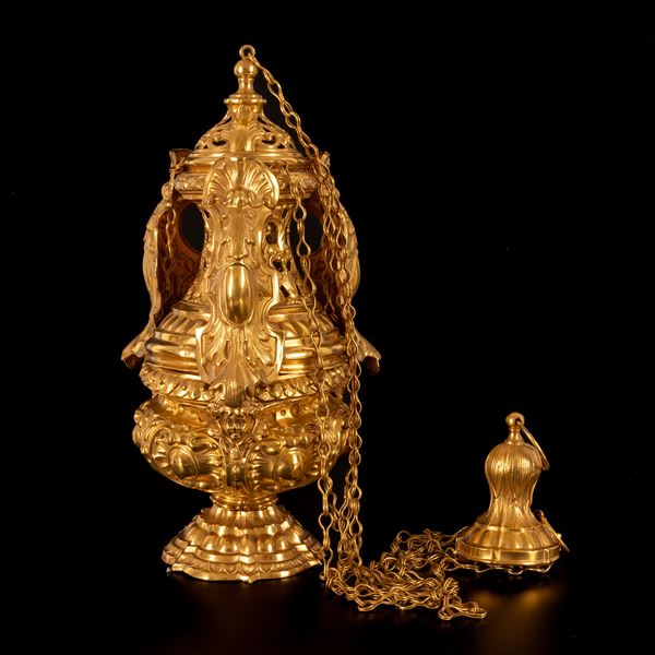 Turibolo incensiere in metallo dorato riccamente cesellato e decorato a rilievo 