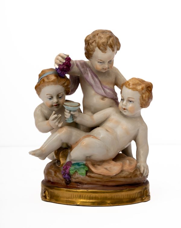 Manifattura di Capodimonte del XX secolo - Tre putti bacchici in porcellana 