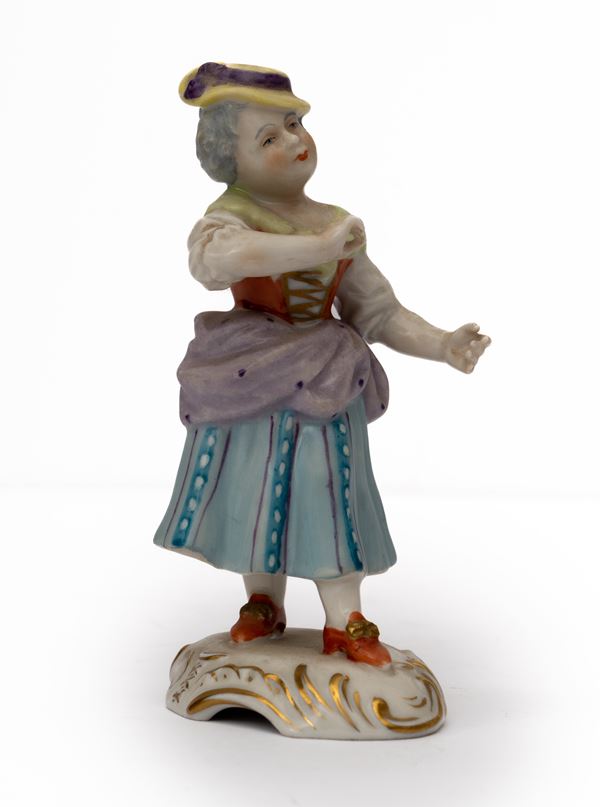 Piccola statuina in porcellana con dama con cappello