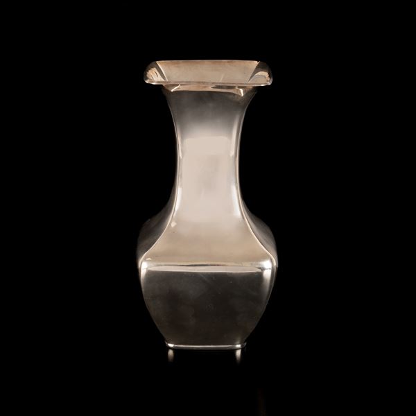 Vasetto portafiori a base quadrata in argento 800/000. Alla base punzone 77 PA (Di Cristofalo, Palermo)  - Auction Asta a Tempo: Argenti, Accendini e Penne - Gliubich Casa d'Aste
