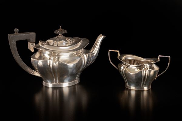 Caffettiera e zuccheriera in argento. William Aitken, Birmingham 1910.   - Asta Asta a Tempo: Argenti, Accendini e Penne - Gliubich Casa d'Aste