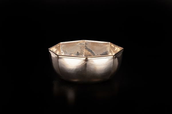 Vasetto con bordo ottagonale in argento 800/000. Punzone 122MI  - Auction Asta a Tempo: Argenti, Accendini e Penne - Gliubich Casa d'Aste