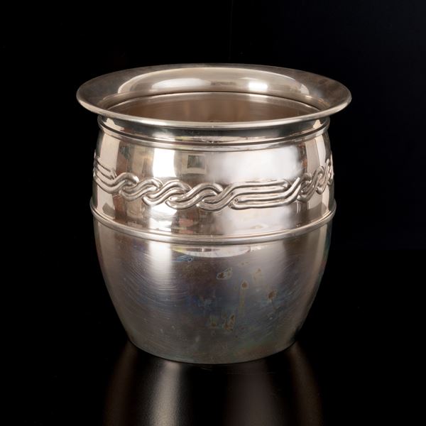 Vaso portafiori in argento 800/000. Corpo liscio con decoro a nastri alternati. Punzone 444FI ( Cellerini - Firenze)