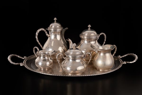 Servizio da the e caffè in argento composto da teiera, cafffettiera, lattiera, piccola lattiera, zuccheriera con vassoio. Punzone 89BO (Riguzzi  - Bologna)  - Auction Asta a Tempo: Argenti, Accendini e Penne - Gliubich Casa d'Aste