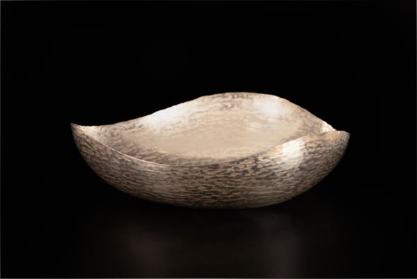 Centrotavola mistilineo con decoro martellato