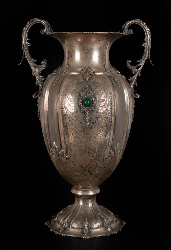 Grande vaso biansato in argento 800/000 con pietra verde incastonata sul fronte. Punzone 145MI