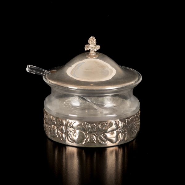 Formaggiera in vetro e argento 800/000 con decoro a fascia di fiori e frutti alla base. Presa a pigna. 