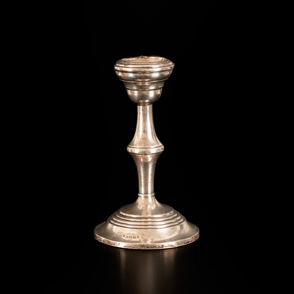 Piccolo candeliere. Manifattura inglese, XIX secolo